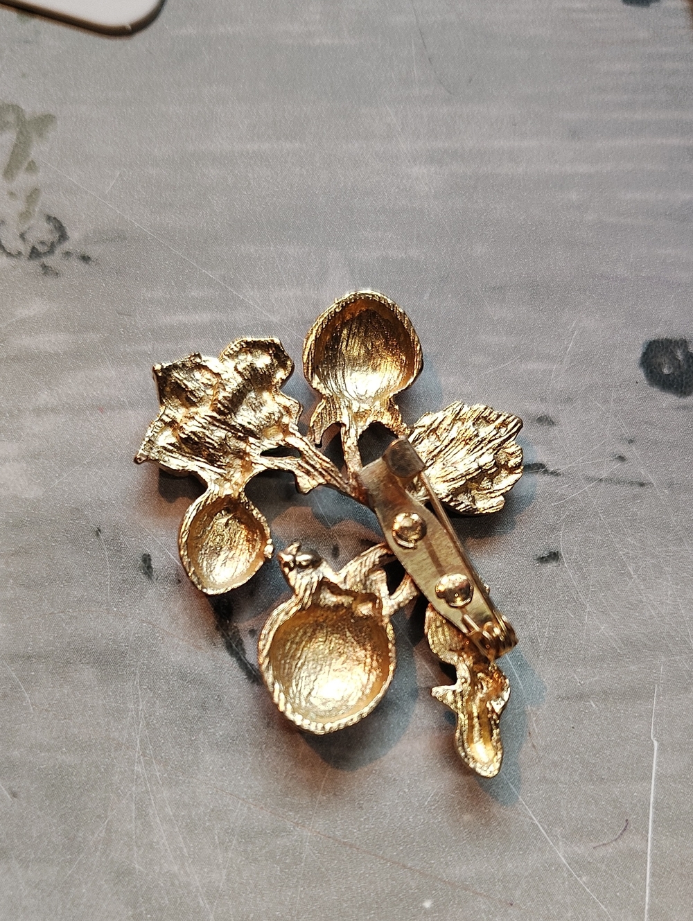 🍓 Strawberry Cluster Brooch w/ Enamel & Rhinestone Accents Gold Or Silver Tone - Picture 5 of 7